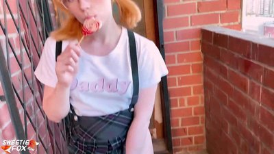Schoolgirl buruja rẹ dick jinna ati fokii dipo ti awọn kilasi.